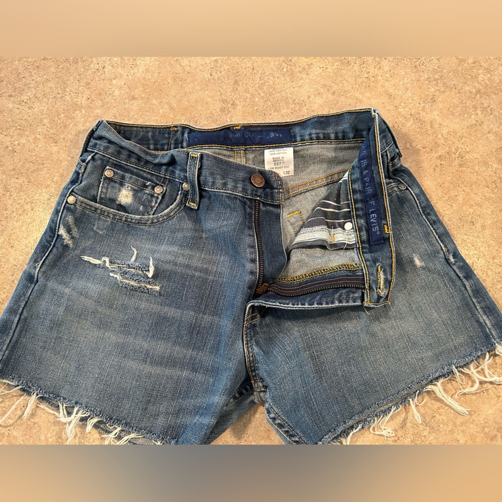 Size 30 Levi Jean cut off shorts.